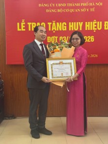 LỄ TRAO TẶNG HUY HIỆU 30 NĂM TUỔI ĐẢNG TẠI TRUNG TÂM GIÁM ĐỊNH Y KHOA HÀ NỘI